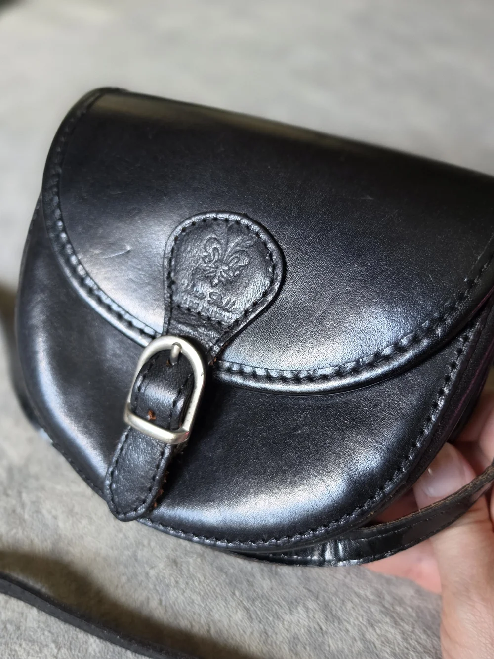 Vera Pelle Italian leather handbag a classic black finish with buckle